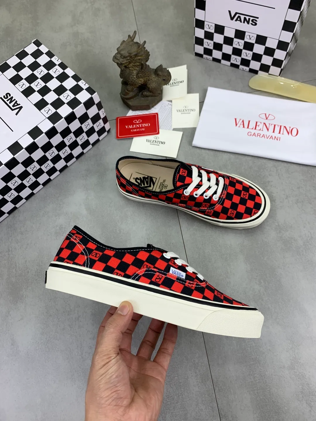 Men's shoes 💰P460 New Valentino❌Wans co-branded Valentino and Vans release new co-branded sneakers, integrating Valentino's Italian high-definition aesthetics and Vans's free and authentic spirit, giving classic shoes a personality that spans the ages. Many stars - Jolin Tsai. Yang Zi. Liu Wen. Ma Baiquan. Choi Soobin. freen. Song Zuer. JJ Lin. zel. Cecilia Cheung. shark. Xin Yunlai...Same style. Female model: 35-42 (41.42 is custom-made and non-refundable) Men's model: 39-46 (45.46 is custom-made and non-refundable)